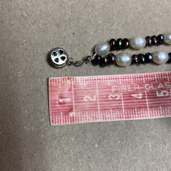 Lovely vintage two toned double strand genuine pearl necklace. - Picture 10 of 17